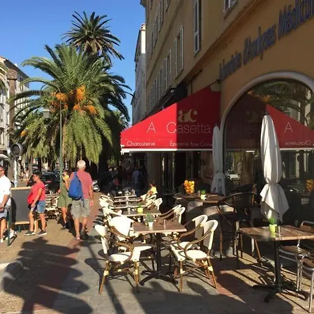 公寓 / Centre / Port 2mn / Parking Proche/ Toutes Commodites